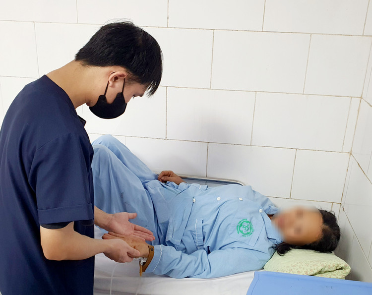 Bác sĩ Trung tâm Chống độc kiểm tra tình trạng vàng da của người bệnh - Ảnh BVCC