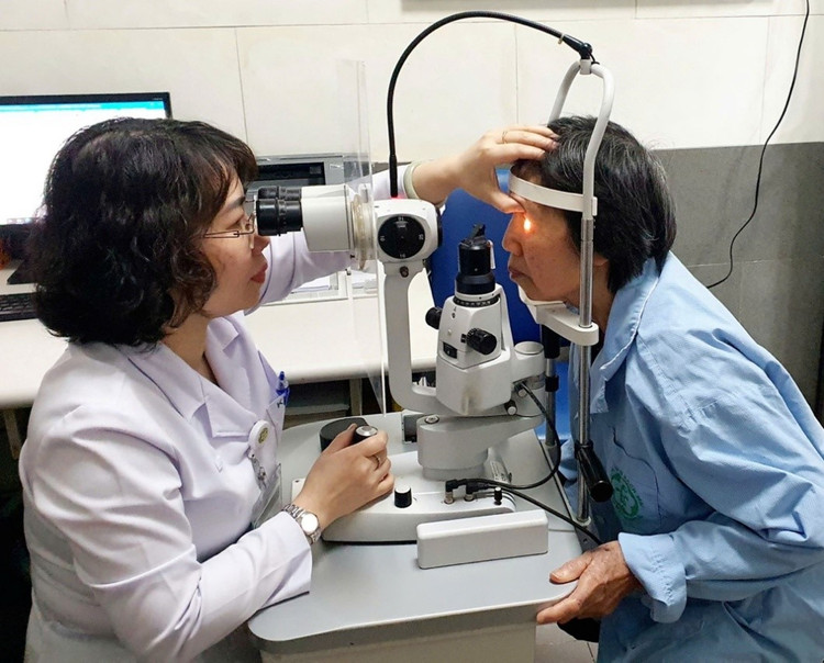 BSCKII Phùng Thị Thúy Hằng thăm khám cho bệnh nhân - Ảnh BVCC