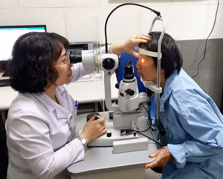 BSCKII Phùng Thị Thúy Hằng thăm khám cho bệnh nhân - Ảnh BVCC