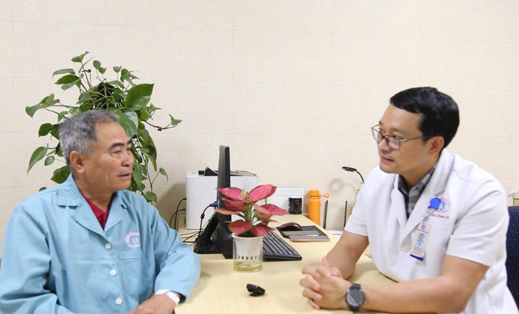 BSCKII. Trần Xuân Vĩnh – Phó Giám đốc Trung tâm Ung bướu kiêm Trưởng khoa Hóa trị tư vấn cho người bệnh - Ảnh BVCC