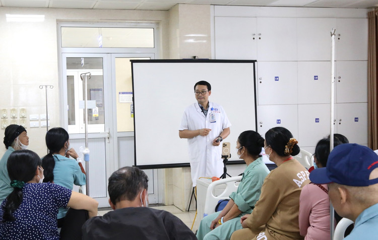 BSCKII. Trần Xuân Vĩnh – Phó Giám đốc Trung tâm Ung bướu kiêm Trưởng khoa Hóa trị trong một buổi tư vấn sức khỏe cho người bệnh và người nhà người bệnh - Ảnh BVCC