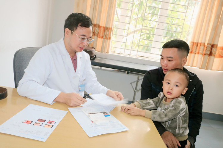 Bác sĩ tư vấn cho gia đình bệnh nhi - Ảnh BVCC