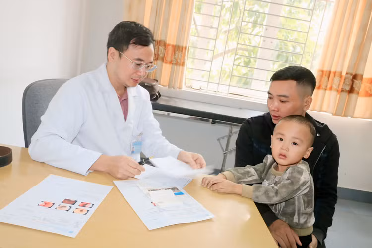 Bác sĩ tư vấn cho gia đình bệnh nhi - Ảnh BVCC