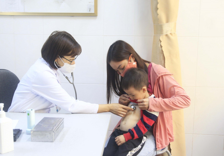 Trẻ nhỏ có triệu chứng ho, sốt... đến khám tại Phòng khám Nhi, Bệnh viện Bãi Cháy - Ảnh BVCC