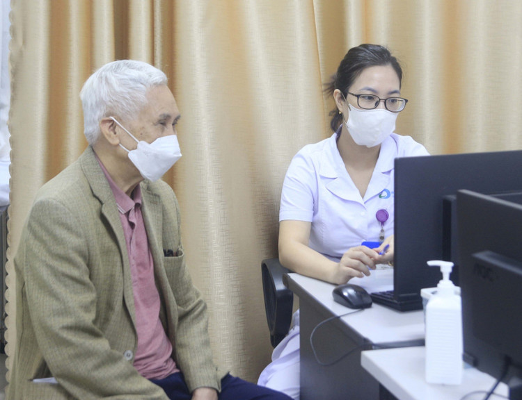 Người cao tuổi mắc các bệnh lý đường hô hấp đến khám tại Phòng khám Hô hấp, Bệnh viện Bãi Cháy - Ảnh BVCC