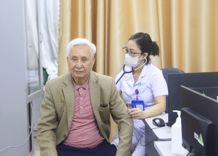 Thăm khám cho người bệnh - Ảnh BVCC