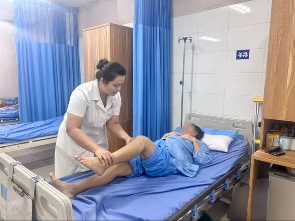 Thăm khám cho bệnh nhân - Ảnh BVCC