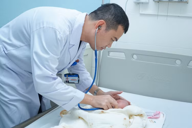 Thăm khám cho bệnh nhi -ảnh bvcc