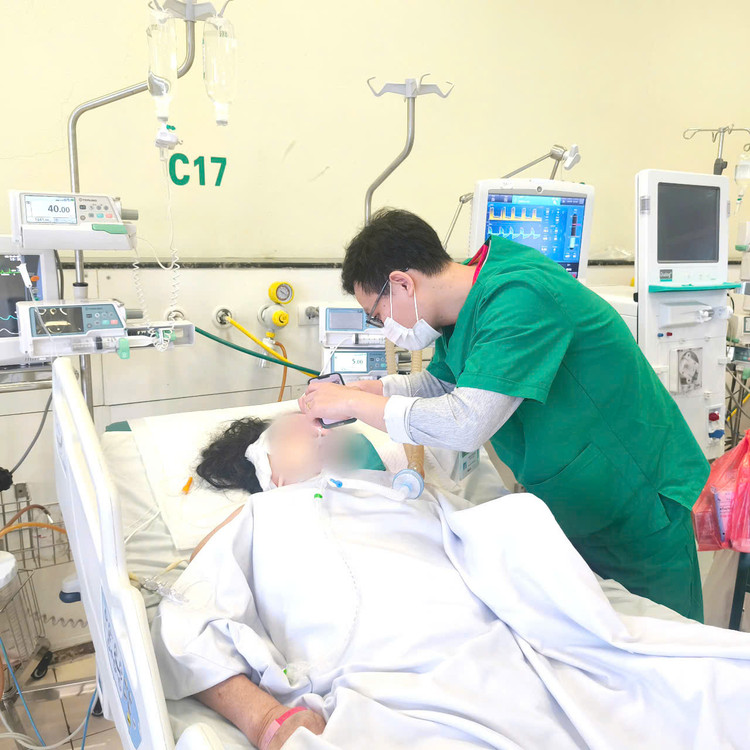 Thăm khám cho bệnh nhân xuất huyết não vì thường xuyên quên uống thuốc huyết áp - Ảnh BVCC