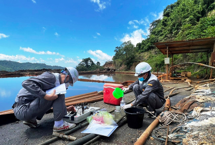 Ngày 4/7, UBND tỉnh Nghệ An có văn bản chỉ đạo Sở Tài nguyên và Môi trường chủ trì phối hợp UBND huyện Quỳ Hợp và các cơ quan liên quan khẩn trương kiểm tra, xác định cụ thể nguyên nhân gây ô nhiễm môi trường (nước đục, cá chết bất thường...) tại khu vực suối Nậm Huống để tham mưu UBND tỉnh, đề xuất các cơ quan có thẩm quyền xử lý nghiêm hành vi vi phạm (nếu có) theo quy định của pháp luật.