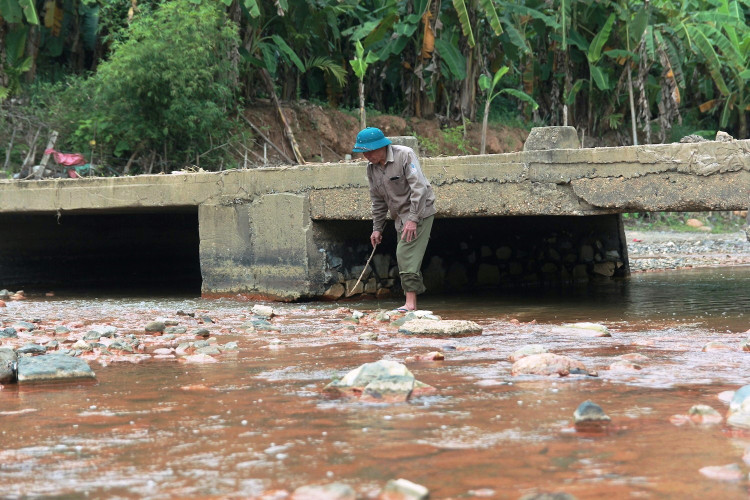 UBND huyện Quỳ Hợp cảnh báo người dân các xã liên quan không đánh bắt cá, ăn cá chết hay sử dụng nguồn nước dòng suối Nậm Huống.