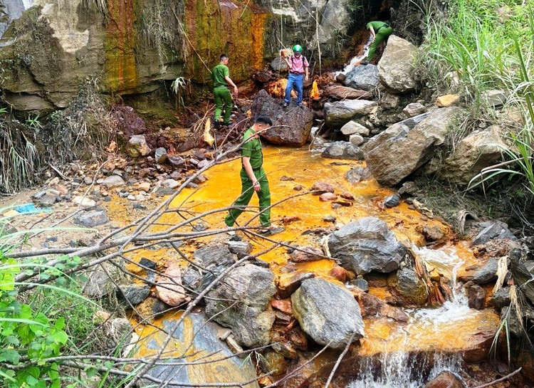 Đi ngược dòng suối lên bản Chăm Hiêng, cá suối chết dạt vào hai bên bờ. Đầu nguồn nước là khu vực Công ty TNHH thiếc Hà An hoạt động, khai thác khoáng sản (quặng thiếc).