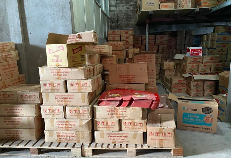 Hàng trăm chiếc bánh trung thu không rõ nguồn gốc bị thu giữ.