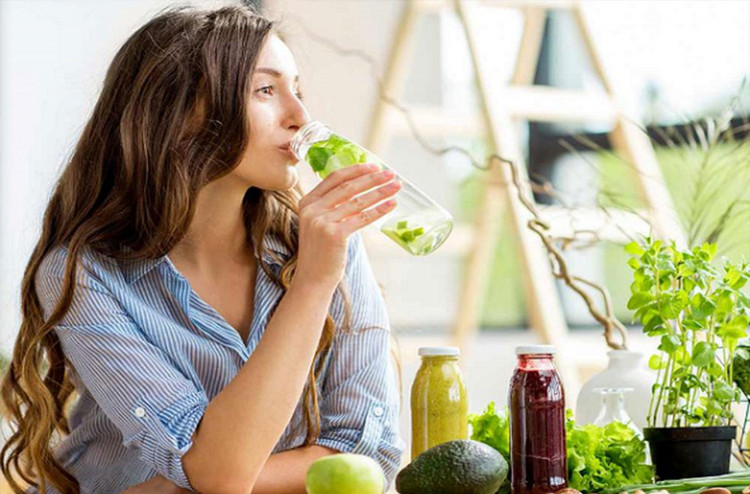 Uống nhiều nước giúp cơ thể thải độc - Ảnh minh họa