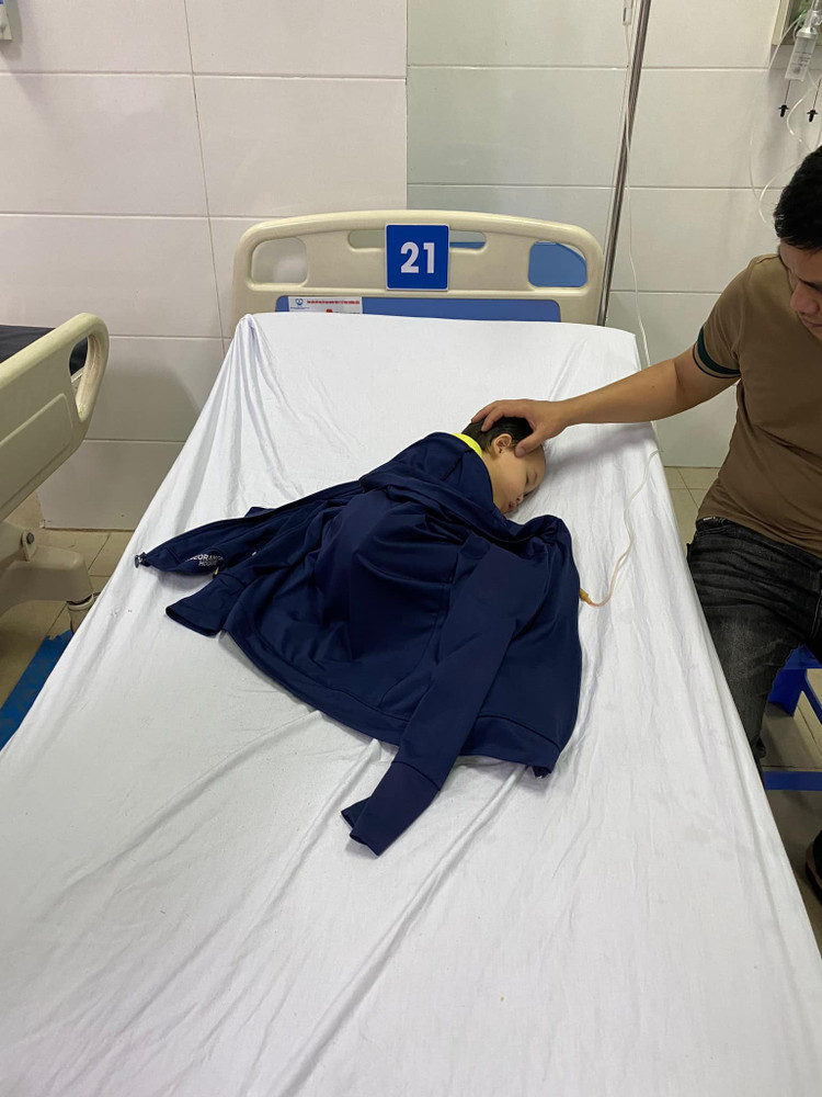 Bé gái sau khi nội soi gắp đồng xu - Ảnh: BVCC