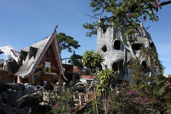 9. Crazy House (Ngôi nhà điên) là tác phẩm của kiến trúc sư Đặng Việt Nga, khởi công xây dựng từ năm 1990 trên khuôn viên rộng gần 1.900 m2 trên đường Huỳnh Thúc Kháng, Đà Lạt. Công trình này ban đầu có tên là biệt thự Hằng Nga, sau đổi thành Crazy House..