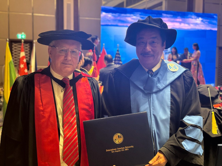 GS.TS. Ian Mackechnie, Phó Hiệu trưởng phụ trách đối ngoại Trường Đại học quốc tế Mỹ trao tấn phong Tiến Sĩ danh dự AIU tại Dubai cho BS Dư Quang Châu
