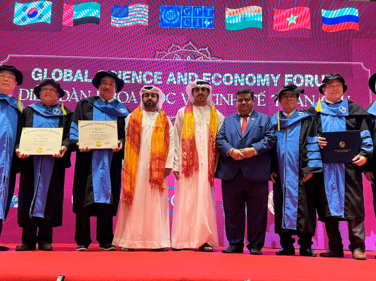 Ngài SHAIKH SAQR MAJED SALEM MOHAMMED ALQASIMI Hoàng Tử Điện Hạ Tiểu Vương Quốc RASAL KHEMA tới tham dự sự kiện Diễn Đàn Khoa học và Kinh Tế Toàn Cầu - DUBAI 23/ 04/ 2024