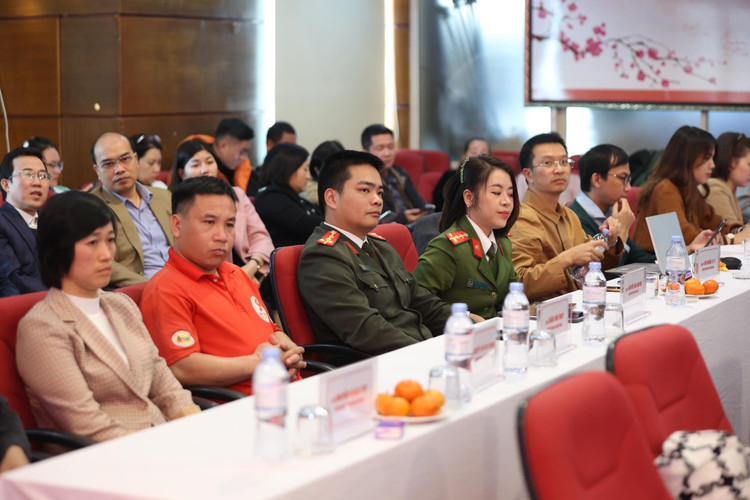 Vợ chồng Đại úy Nguyễn Văn Huyên (Học viện An ninh Nhân dân) và Đại úy Bùi Hoàng Ly Ly (Học viện Cảnh sát Nhân dân) Vợ chồng Đại úy Nguyễn Văn Huyên (Học viện An ninh Nhân dân) và Đại úy Bùi Hoàng Ly Ly (Học viện Cảnh sát Nhân dân)