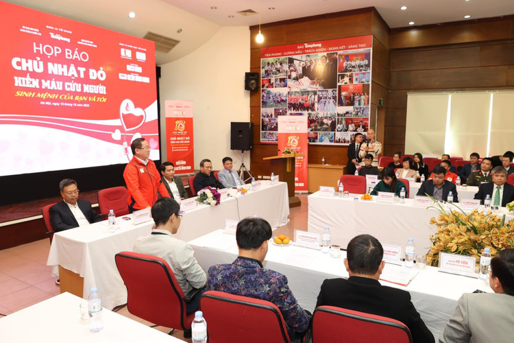 Họp báo chủ nhật đỏ Họp báo chủ nhật đỏ