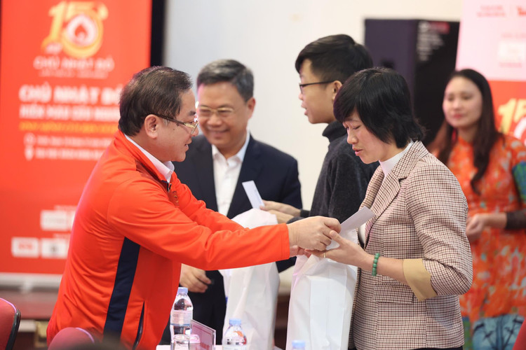 Ban tổ chức trao quà cho bệnh nhân tại buổi họp báo Ban tổ chức trao quà cho bệnh nhân tại buổi họp báo