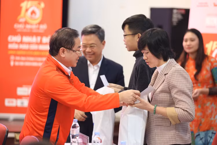 Ban tổ chức trao quà cho bệnh nhân tại buổi họp báo