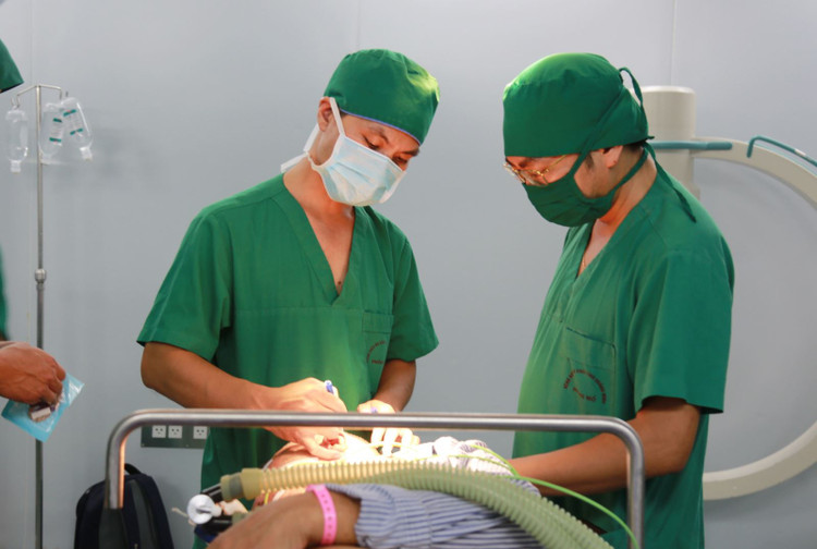 Các phẫu thuật viên tiến hành xác định vị trí u não trước mổ.