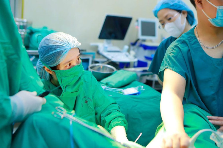 Thực hiện kỹ thuật đốt sóng cao tần trị u xơ tử cung