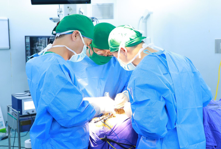 Kíp mổ thực hiện bóc tách khối u góc tiểu cầu trái cho bệnh nhân Q.