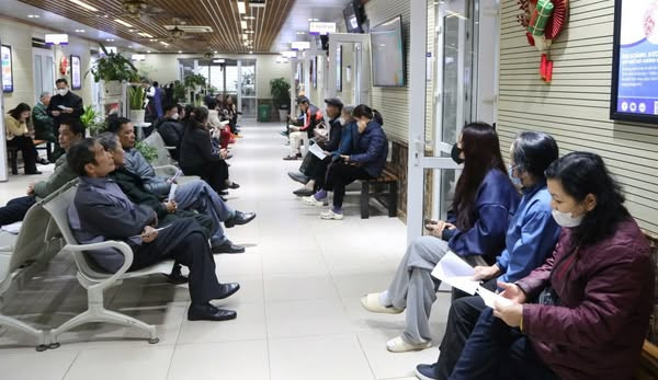 Thời tiết thay đổi nhiều người mắc bệnh đi khám - Ảnh BVCC Thời tiết thay đổi nhiều người mắc bệnh đi khám - Ảnh BVCC