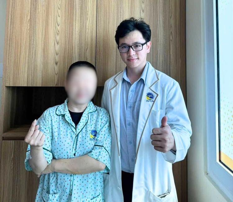 Bác sĩ chụp ảnh cùng bệnh nhân được cứu sống sau vỡ túi phình mạch máu não - Ảnh minh họa Bác sĩ chụp ảnh cùng bệnh nhân được cứu sống sau vỡ túi phình mạch máu não - Ảnh minh họa