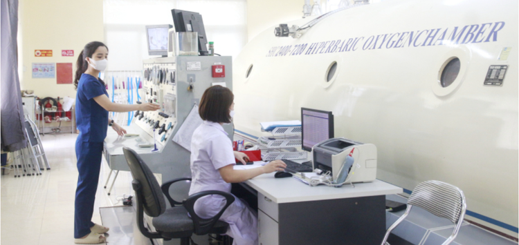 Trung tâm Oxy cao áp với buồng cao áp Multi-Chamber Oxygen Therapy tại Bệnh viện Bãi Cháy - Ảnh BVCC