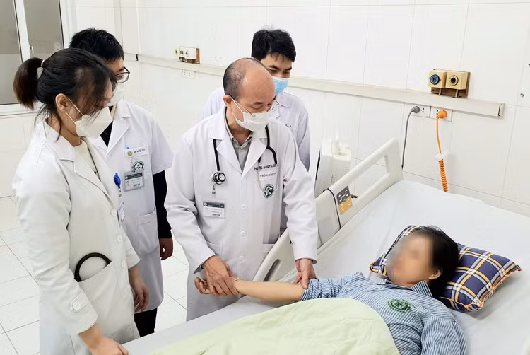 PGS.TS Đỗ Duy Cường - Giám đốc Trung tâm Bệnh Nhiệt đới và các bác sĩ thăm khám cho bệnh nhân - Ảnh BVCC