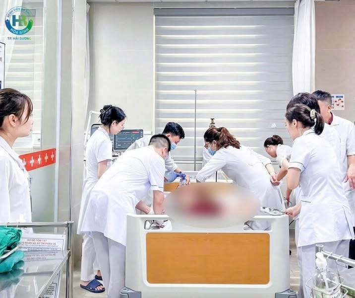 Các bác sĩ đa khoa Hòa Bình cứu bệnh nhân đuối nước khi không có người thân - Ảnh BVCC