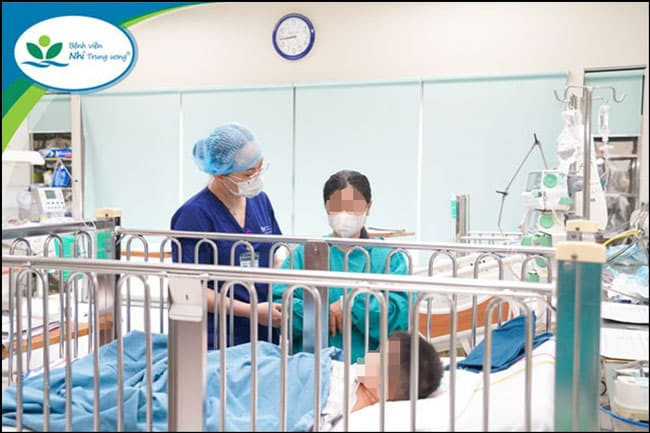 Bệnh nhi M.T.A hiện hoàn toàn tỉnh táo, sức khỏe ổn định - Ảnh BVCC