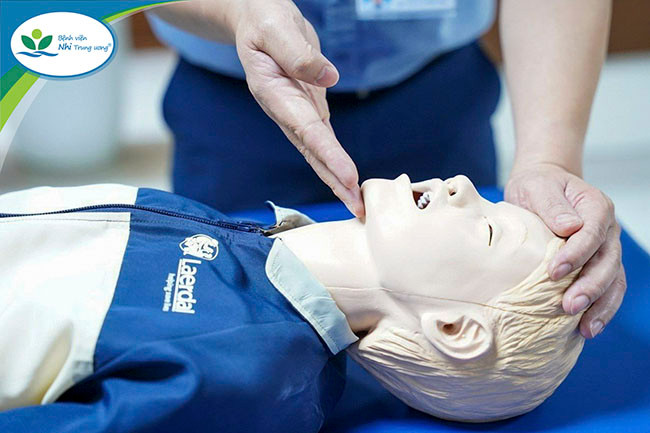 Kỹ thuật ngửa đầu – nâng cằm - Ảnh BVCC