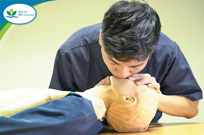 Hà hơi thổi ngạt cho trẻ - Ảnh BVCC