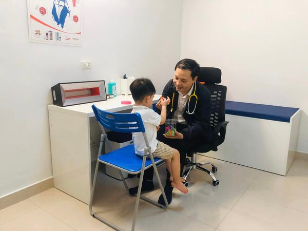 TS.BS Lê Ngọc Duy thăm khám cho bệnh nhi