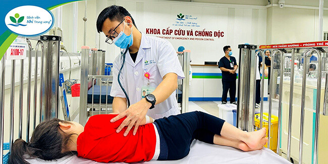 Bác sĩ thăm khám cho một trường hợp trẻ nhập viện điều trị tại khoa Cấp cứu và Chống độc