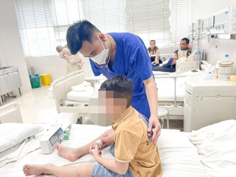 Bác sĩ thăm khám đánh giá khả năng vận động của trẻ trước khi xuất viện - Ảnh BVCC