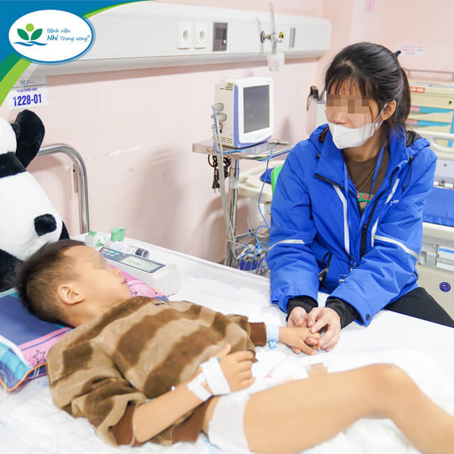 Bé trai 6 tuổi bị xe cán đứt rời cẳng chân trái ngay trước cổng trường - Ảnh: BVCC