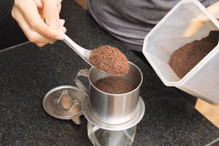 Chọn cà phê không caffeine hoặc giảm lượng tiêu thụ vào buổi sáng để tránh tăng huyết áp - Ảnh minh họa