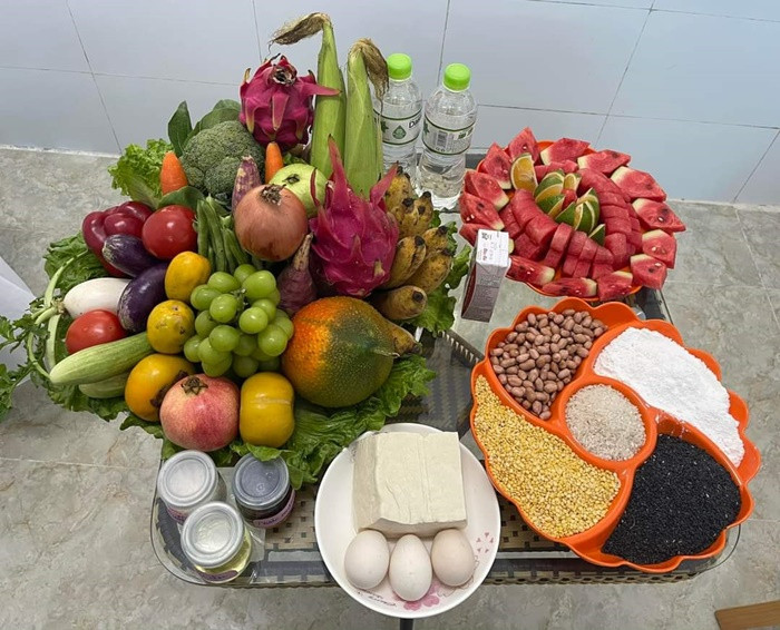 Các nhóm thực phẩm được Trạm Y tế xã Ngọc Sơn chuẩn bị rất bắt mắt và đầy đủ để tư vấn cho các phụ nữ đang mang thai được theo dõi tại Trạm