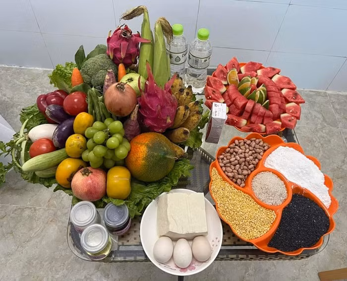 Các nhóm thực phẩm được Trạm Y tế xã Ngọc Sơn chuẩn bị rất bắt mắt và đầy đủ để tư vấn cho các phụ nữ đang mang thai được theo dõi tại Trạm