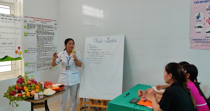 Phó Trưởng Trạm Y tế xã Ngọc Sơn Nguyễn Thị Liên tư vấn cho các bà bầu về cách chăm sóc sức khoẻ và dinh dưỡng trong quá trình mang thai
