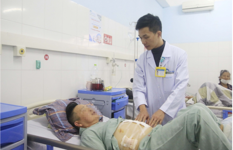 BSCKII Chu Mạnh Tường – Khoa Ngoại Tổng hợp thăm khám cho bệnh nhân sau phẫu thuật - Ảnh BVCC