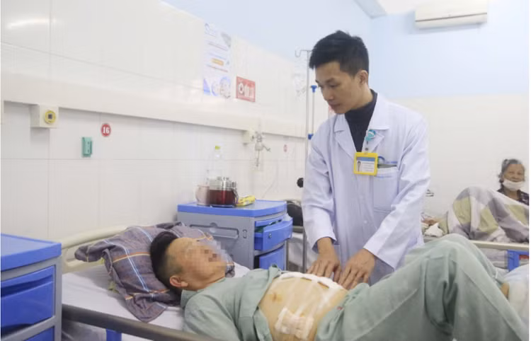 BSCKII Chu Mạnh Tường – Khoa Ngoại Tổng hợp thăm khám cho bệnh nhân sau phẫu thuật - Ảnh BVCC