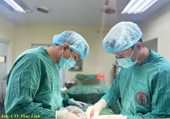 Các bác sĩ phẫu thuật cho người bệnh - Ảnh BVCC