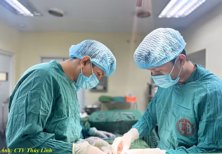 Các bác sĩ phẫu thuật cho người bệnh - Ảnh BVCC