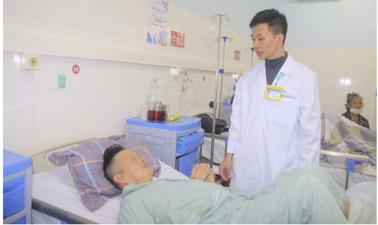 Bác sĩ Bệnh viện Bãi Cháy khuyến cáo người dân cần thăm khám sức khỏe định kỳ, tầm soát các khối u, ung thư ổ bụng - Ảnh BVCC